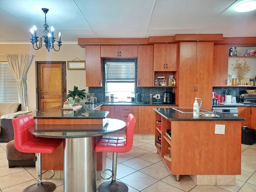 5 Bedroom Property for Sale in Reebok Western Cape